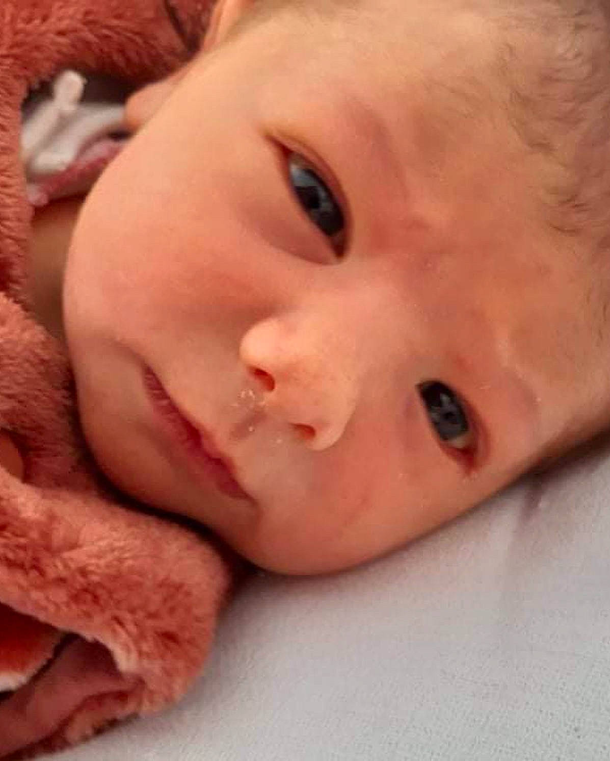 Judith a rejoint le concours — aidez-le/la à gagner de superbes lots ! baby, baby_making_funny_faces, bedtime, cheek, child, close_up, comfort, eyebrow, eyelash, finger, gesture, happy, human_body, iris, lip, mouth, no_expression, nose, person, skin