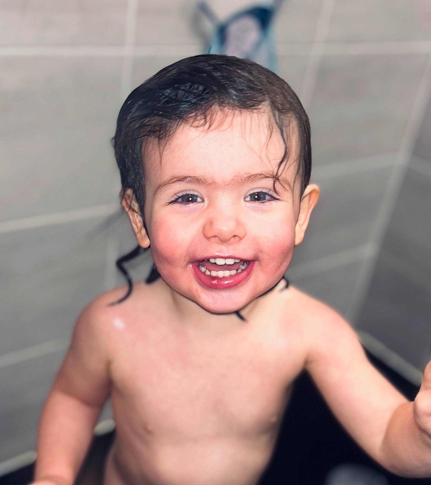 Judith a rejoint le concours — aidez-le/la à gagner de superbes lots ! baby_bathing, cheek, chin, ear, eye, eyebrow, eyelash, face, forehead, hair, jaw, lip, mouth, muscle, neck, nose, organ, person, skin, smile