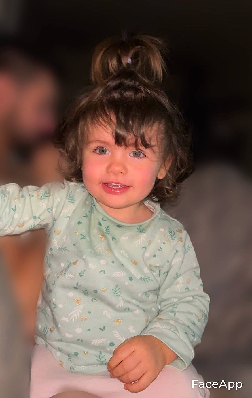 Judith a rejoint le concours — aidez-le/la à gagner de superbes lots ! baby_toddler_clothing, bangs, cheek, child, chin, eye, face, flash_photography, fun, grass, happy, head, human_body, iris, joy, nose, person, sitting, skin, sleeve