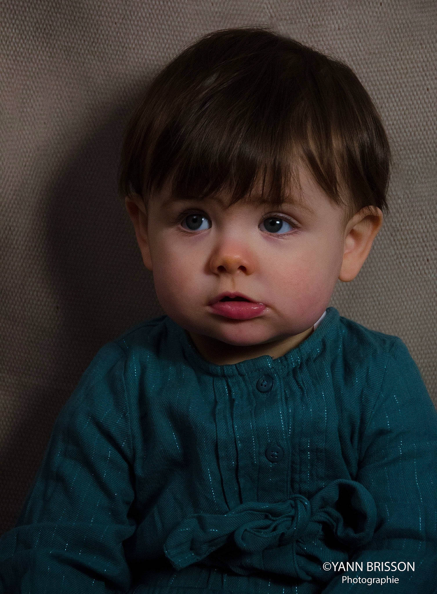 Judith participe au concours pour gagner de l'argent avec cette photo : baby_toddler_clothing, bangs, cheek, clothing, collar, eye, eyelash, face, flash_photography, happy, human_body, iris, lip, neck, nose, person, skin, sleeve, smile, toddler