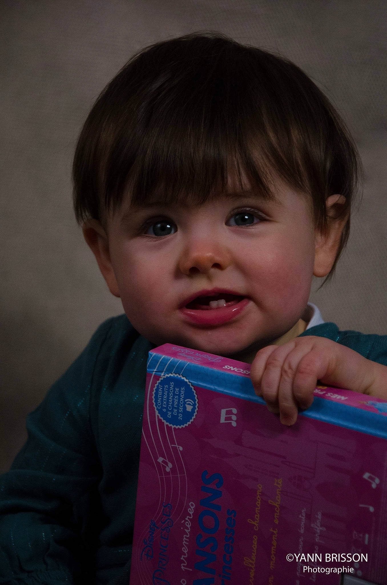 Judith participe au concours pour gagner de l'argent avec cette photo : baby, baby_toddler_clothing, bangs, cheek, child, electric_blue, eyelash, fun, happy, human_body, iris, lip, nose, person, play, sitting, skin, sleeve, smile, t_shirt