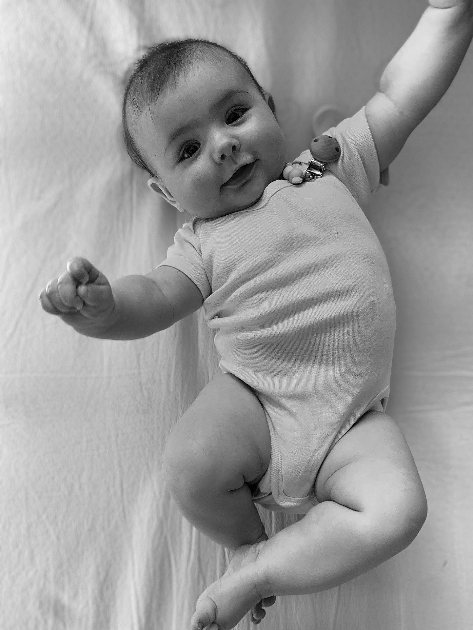 Judith a rejoint le concours — aidez-le/la à gagner de superbes lots ! baby_toddler_clothing, elbow, eye, face, finger, flash_photography, gesture, hand, happy, head, human_body, iris, joint, leg, person, sleeve, smile, standing, stomach, style