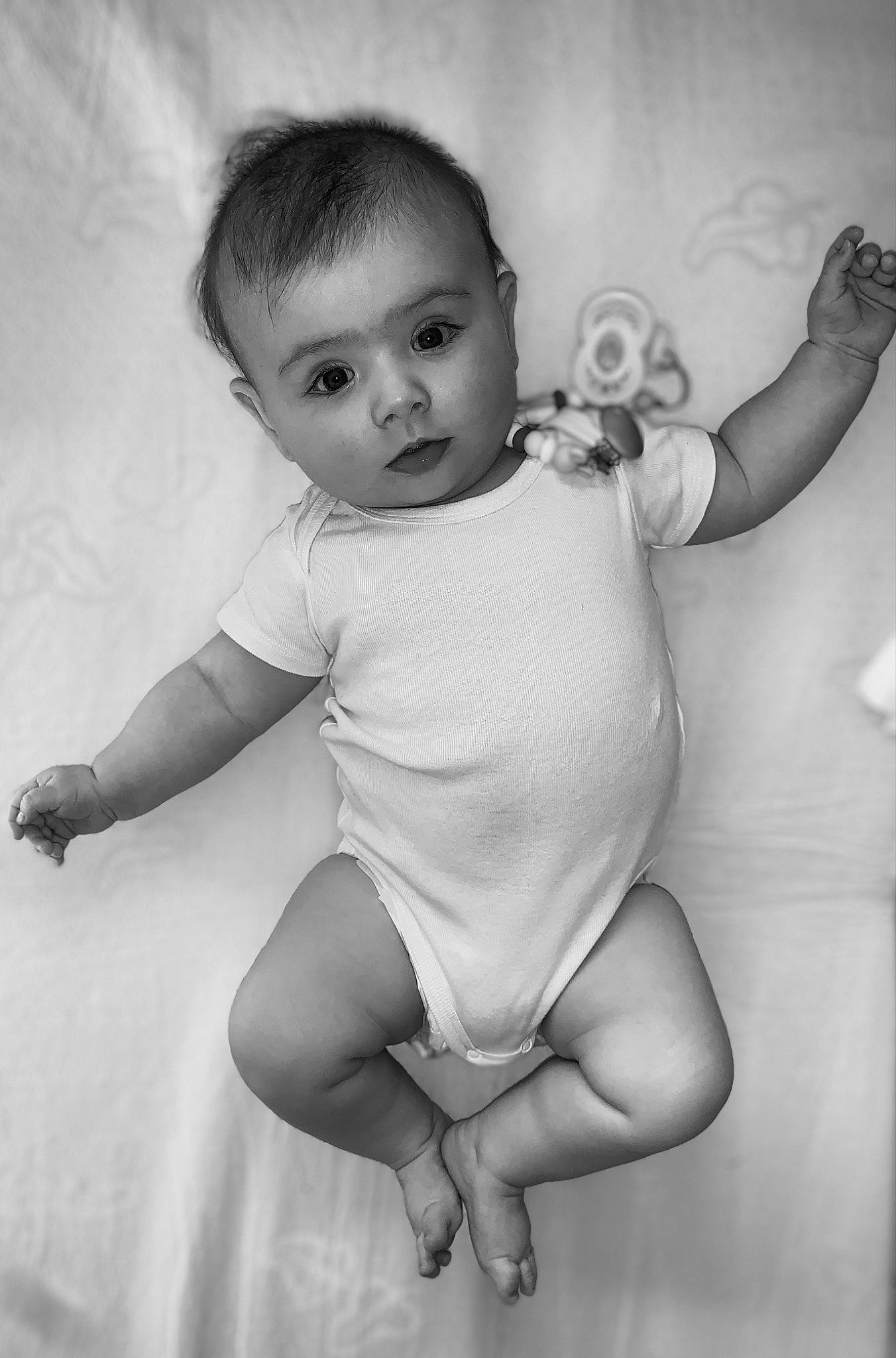 Judith a rejoint le concours — aidez-le/la à gagner de superbes lots ! arm, baby_toddler_clothing, black_and_white, chest, elbow, finger, flash_photography, gesture, hand, happy, human_body, joint, knee, leg, neck, person, shoulder, standing, stomach, style