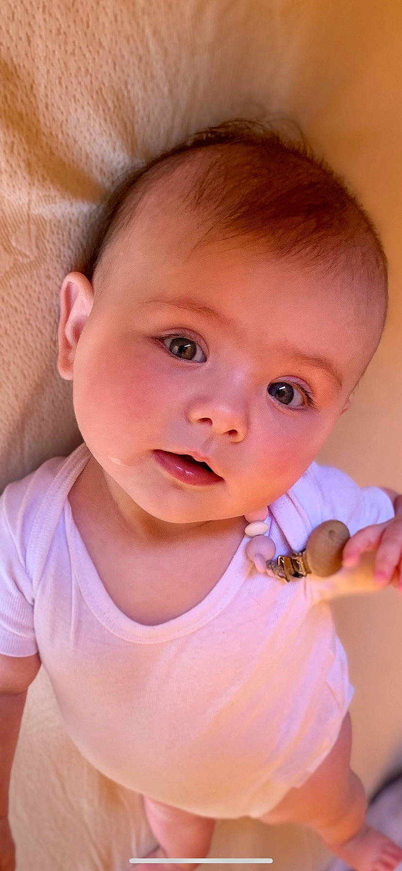 Judith participe au concours pour gagner de l'argent avec cette photo : baby_toddler_clothing, cheek, chin, dress, ear, eyebrow, eyelash, facial_expression, gesture, hand, happy, iris, lip, mouth, neck, nose, person, shoulder, skin, sleeve