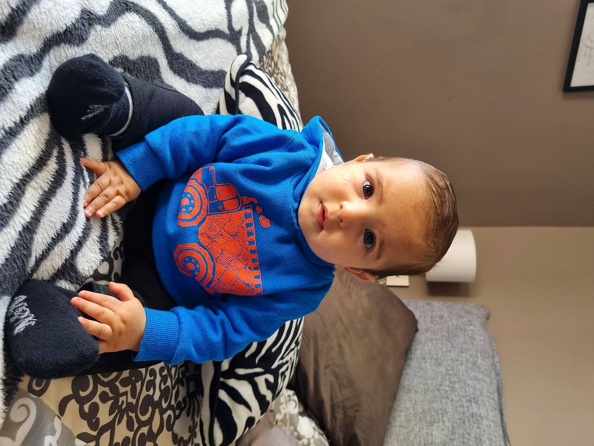 Adonis participe au concours pour gagner de l'argent avec cette photo : azure, baby, baby_products, baby_toddler_clothing, child, comfort, couch, denim, electric_blue, eye, fur, happy, leisure, pattern, person, picture_frame, portrait_photography, room, sitting, sleeve