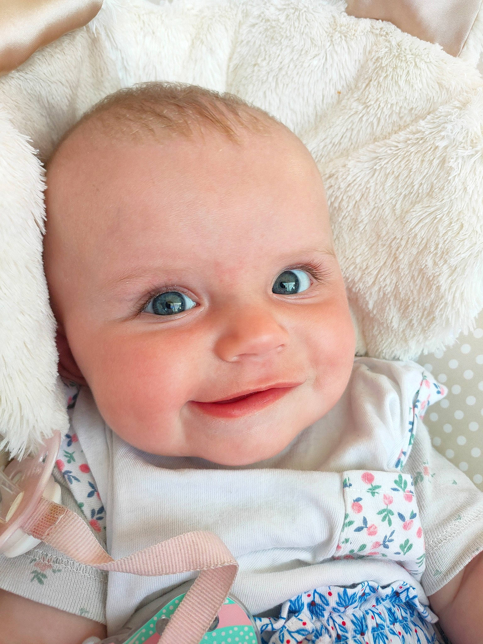 Paola a rejoint le concours — aidez-le/la à gagner de superbes lots ! baby, baby_toddler_clothing, cheek, comfort, eye, eyebrow, eyelash, facial_expression, happy, head, headgear, iris, joy, lip, nose, person, pink, skin, sleeve, smile