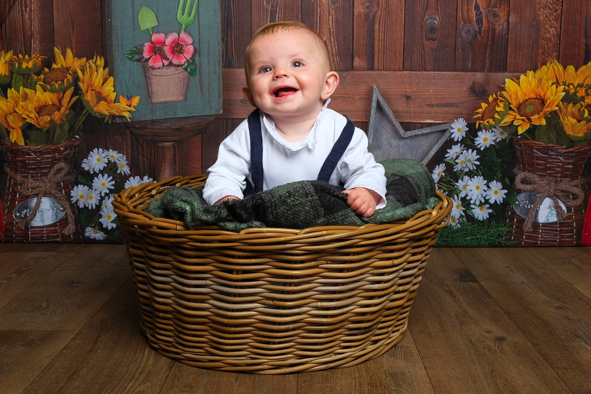 Paola a rejoint le concours — aidez-le/la à gagner de superbes lots ! baby, baby_toddler_clothing, basket, child, event, flooring, flower, flowerpot, grass, happy, hardwood, joy, person, picnic_basket, plant, sitting, smile, storage_basket, toddler, tree