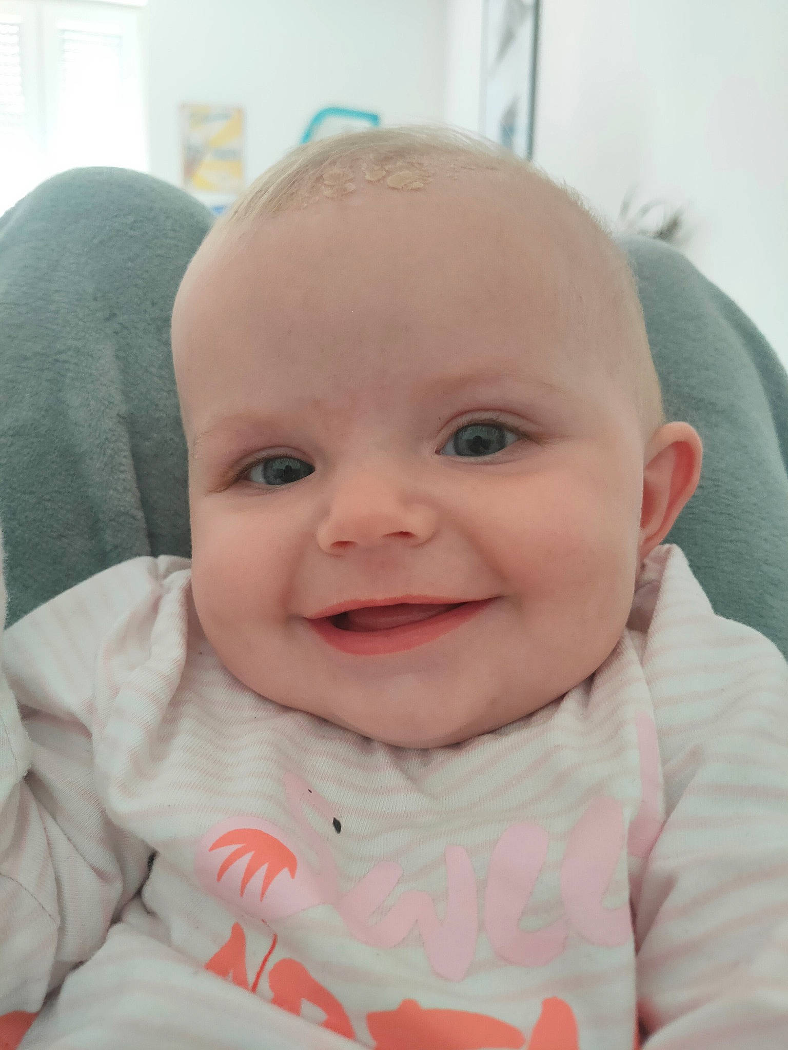 Paola a rejoint le concours — aidez-le/la à gagner de superbes lots ! baby, baby_products, baby_toddler_clothing, cheek, child, comfort, event, eyebrow, eyelash, fun, happy, iris, joy, linens, lip, person, pink, sitting, skin, sleeve