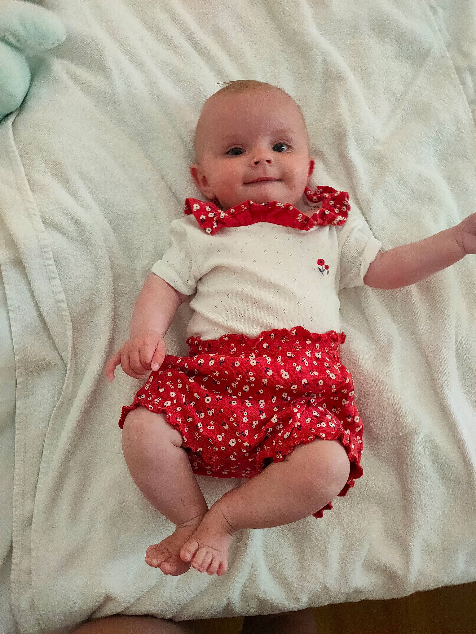 Paola a rejoint le concours — aidez-le/la à gagner de superbes lots ! baby, baby_toddler_clothing, cheek, collar, comfort, day_dress, eye, face, finger, happy, human_leg, iris, one_piece_garment, pattern, person, pink, sitting, skin, sleeve, smile