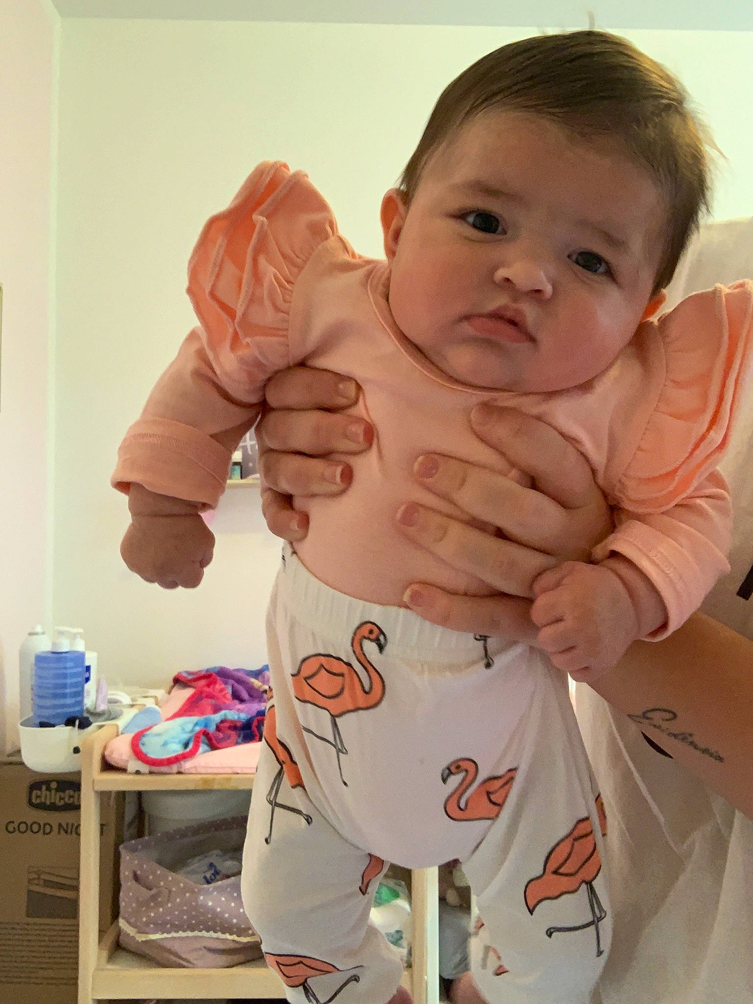 Tïana participe au concours pour gagner de l'argent avec cette photo : arm, baby, baby_toddler_clothing, cheek, child, ear, finger, gesture, hand, muscle, organ, person, skin, thumb, toddler