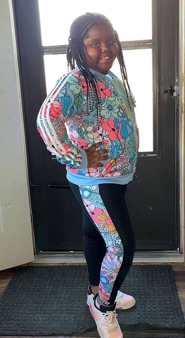 Jakyra is registered to the contest to win money with this photo: active_pants, black, door, electric_blue, fashion_design, headgear, human_leg, joy, knee, leg, magenta, pattern, person, sleeve, smile, sportswear, standing, t_shirt, textile, thigh