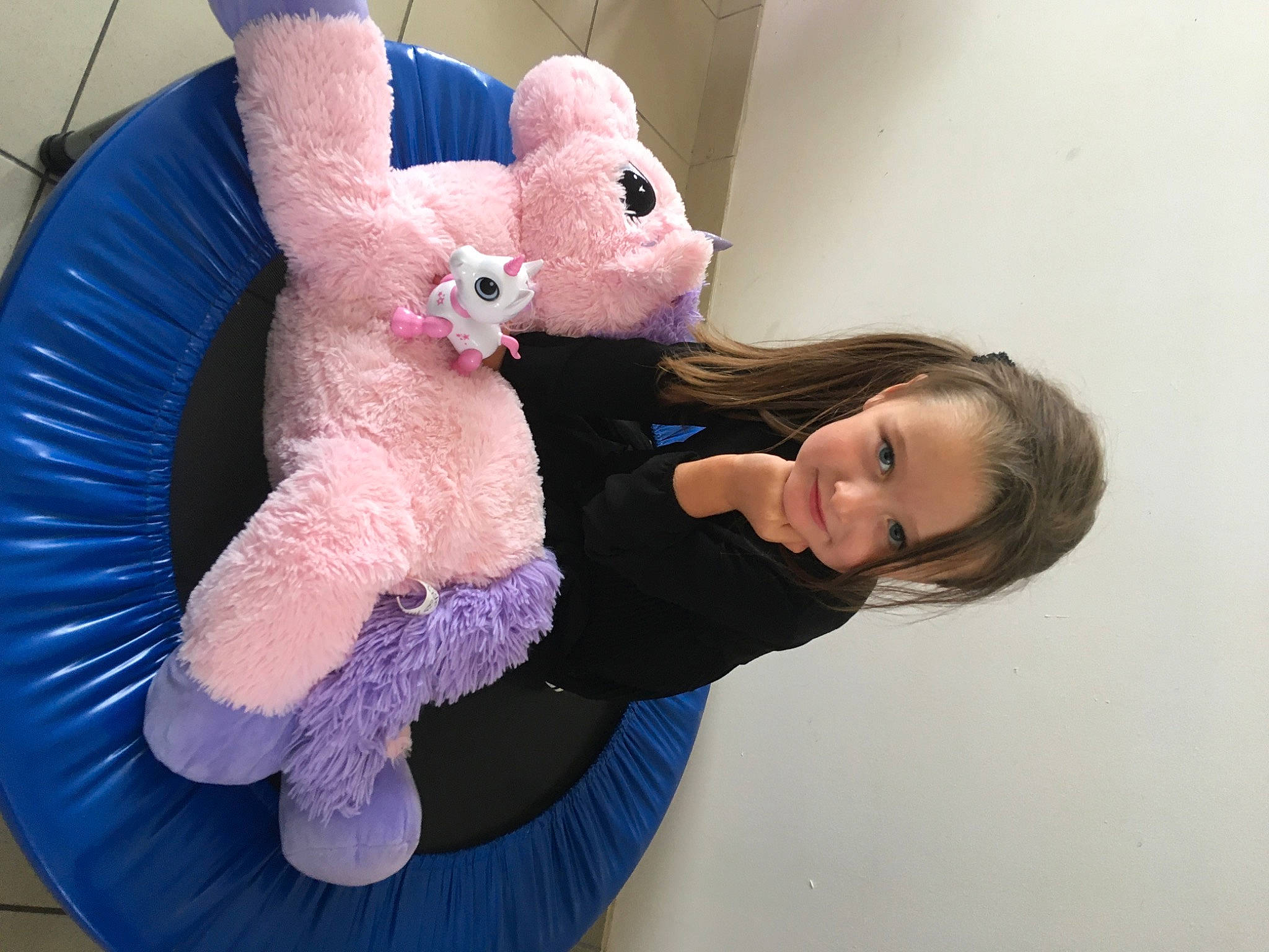 Mélia a rejoint le concours — aidez-le/la à gagner de superbes lots ! baby_products, baby_toddler_clothing, baby_toys, child, comfort, ear, electric_blue, fur, gesture, joy, magenta, person, pink, plush, purple, sleeve, stuffed_toy, teddy_bear, textile, toddler