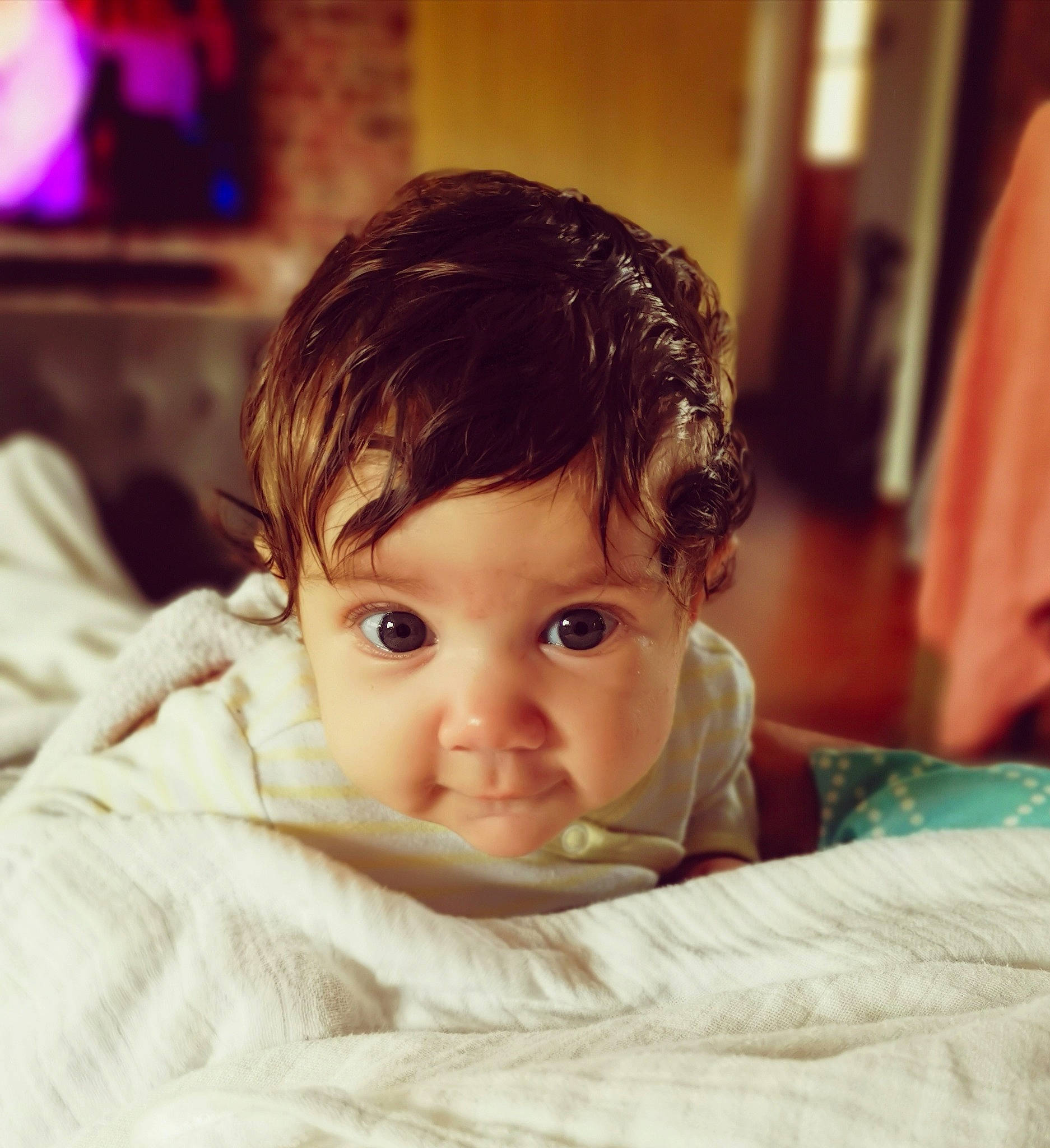 Kira participe au concours pour gagner de l'argent avec cette photo : baby, cheek, child, comfort, ear, eyelash, fun, fur, happy, linens, lip, no_expression, nose, person, photography, portrait_photography, room, sitting, skin, toddler