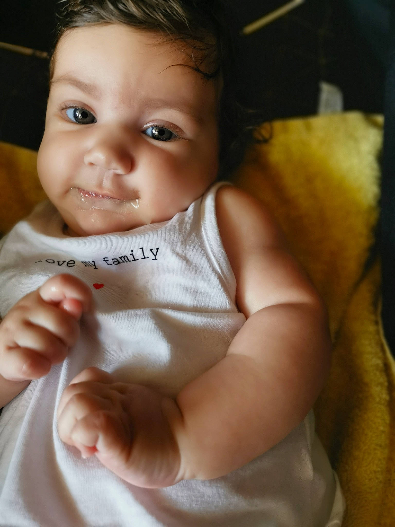 Kira participe au concours pour gagner de l'argent avec cette photo : baby, baby_toddler_clothing, cheek, chin, eye, eyebrow, eyelash, finger, flash_photography, gesture, hand, happy, iris, lip, mouth, neck, nose, person, skin, sleeve