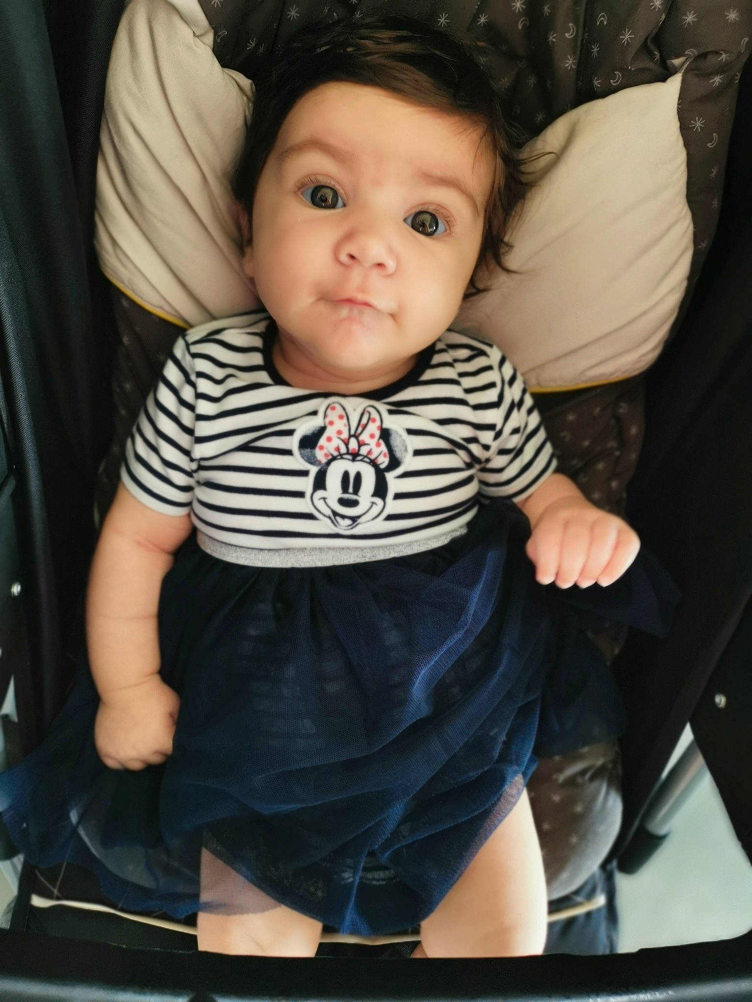 Kira participe au concours pour gagner de l'argent avec cette photo : baby, baby_products, baby_toddler_clothing, car_seat, cheek, child, collar, comfort, eyelash, flash_photography, head, human_leg, joint, leg, pattern, person, shoulder, sitting, sleeve, t_shirt