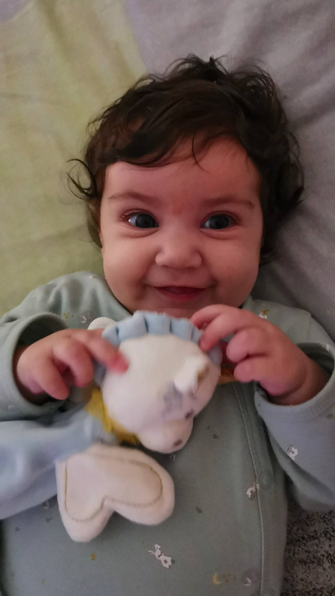 Kira participe au concours pour gagner de l'argent avec cette photo : baby, baby_toddler_clothing, cheek, child, chin, drinkware, eyelash, finger, gesture, happy, iris, lip, mouth, nose, person, skin, smile, tableware, thumb, toddler