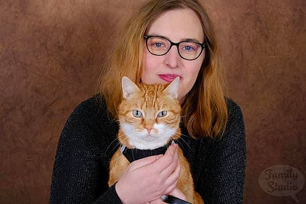 Louki participe au concours pour gagner de l'argent avec cette photo : blond, carnivore, cat, comfort, domestic_short_haired_cat, ear, eye, eyewear, fawn, felidae, formal_wear, gesture, glasses, hand, happy, head, organ, small_to_medium_sized_cats, vision_care, whiskers