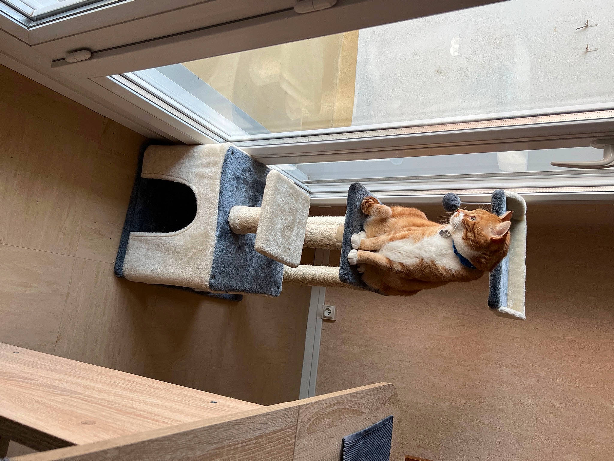 Louki participe au concours pour gagner de l'argent avec cette photo : aluminium, art, elbow, hardwood, machine, metal, pedestal, plywood, room, sculpture, statue, wood