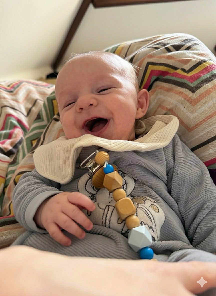 Gabriel participe au concours pour gagner de l'argent avec cette photo : baby, smiling, happy, indoor, clothing, wooden_beads, cushion, zigzag_pattern, person, infant, face, hand, comfort, cozy, cute, portrait, child, home, relaxing, soft_lighting