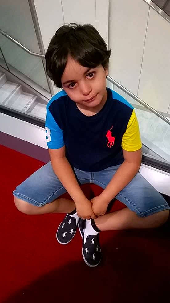 Rayan a rejoint le concours — aidez-le/la à gagner de superbes lots ! arm, blue, child, cool, footwear, fun, girl, leg, person, product, shoe, smile