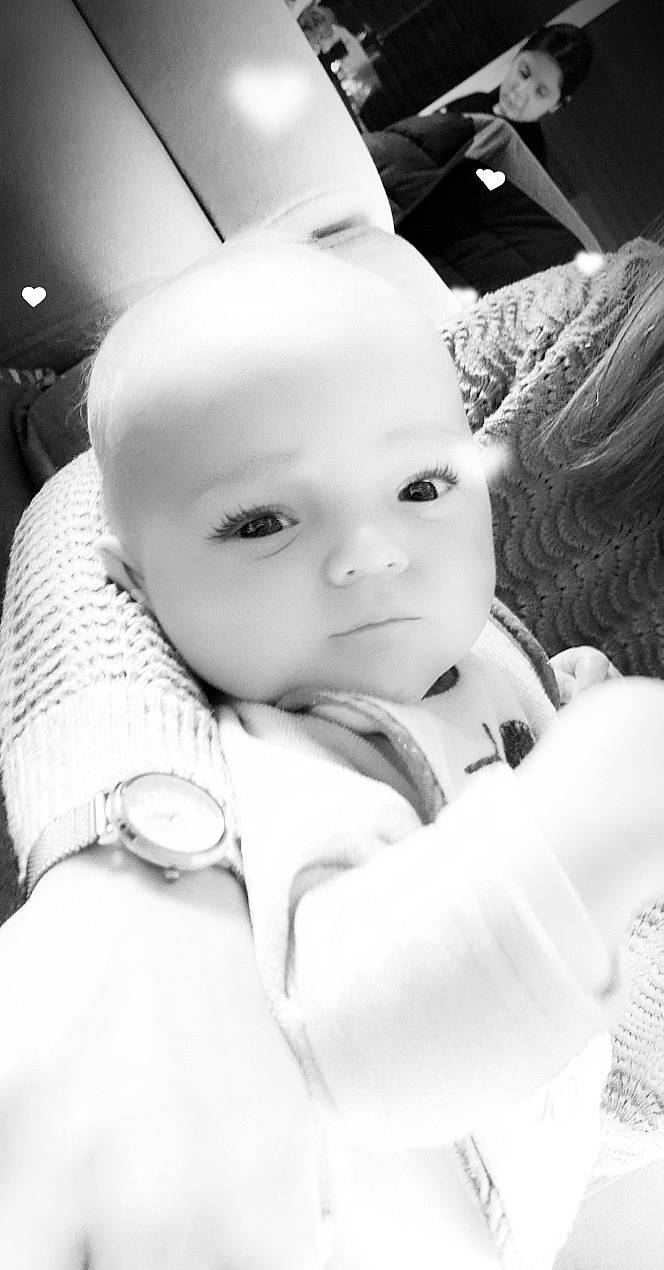 Gianny a rejoint le concours — aidez-le/la à gagner de superbes lots ! baby, baby_products, baby_toddler_clothing, car_seat, cheek, child, comfort, eyebrow, eyelash, head_restraint, knitting, lip, person, skin, thread, toddler, watch, white, woolen