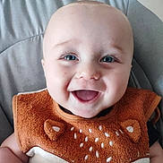 Julian a rejoint le concours — aidez-le/la à gagner de superbes lots ! baby, smiling, blue_eyes, bib, fox_design, infant, cute, happy, face, child, sitting, clothing, indoor, person, portrait, closeup, cheerful, young_child, seat, cute_baby