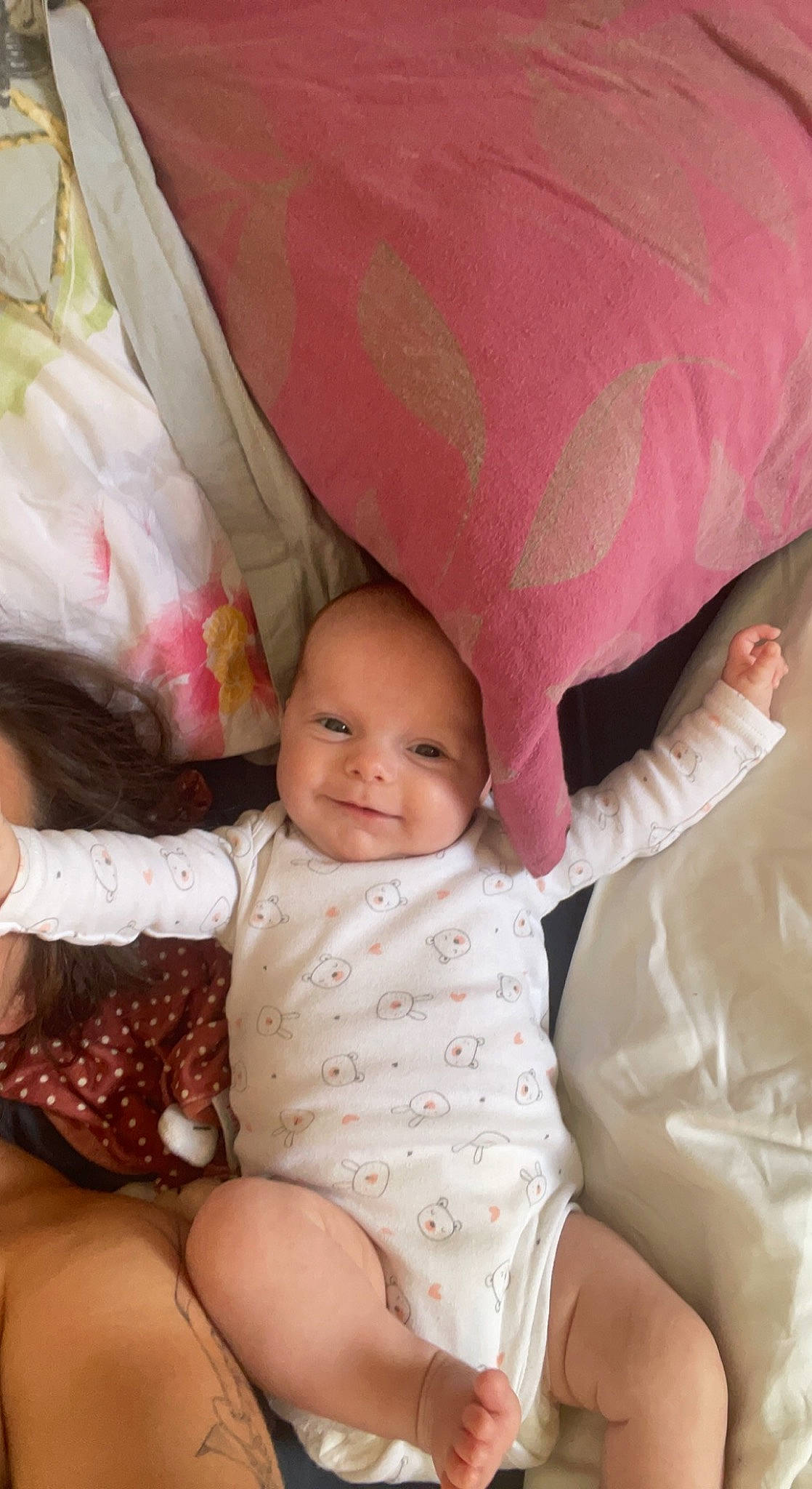 Elsa a rejoint le concours — aidez-le/la à gagner de superbes lots ! baby, baby_toddler_clothing, cheek, comfort, eye, finger, happy, head, human_body, leg, mouth, person, pink, product, skin, sleeve, smile, textile, thigh, thumb