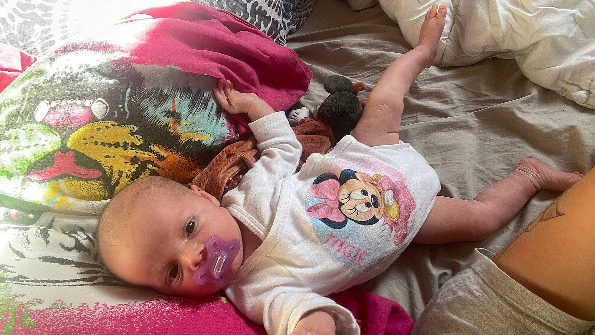 Elsa a rejoint le concours — aidez-le/la à gagner de superbes lots ! baby, baby_products, baby_toddler_clothing, bed, bedding, bedtime, cheek, child, comfort, happy, head, linens, mouth, nap, person, pink, room, skin, t_shirt, textile