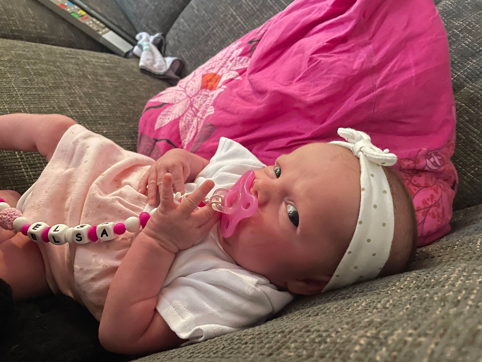 Elsa participe au concours pour gagner de l'argent avec cette photo : baby, baby_toddler_clothing, child, comfort, fun, glasses, grass, hand, hat, joint, lap, leg, magenta, mammal, person, pink, plant, sitting, thigh, toddler