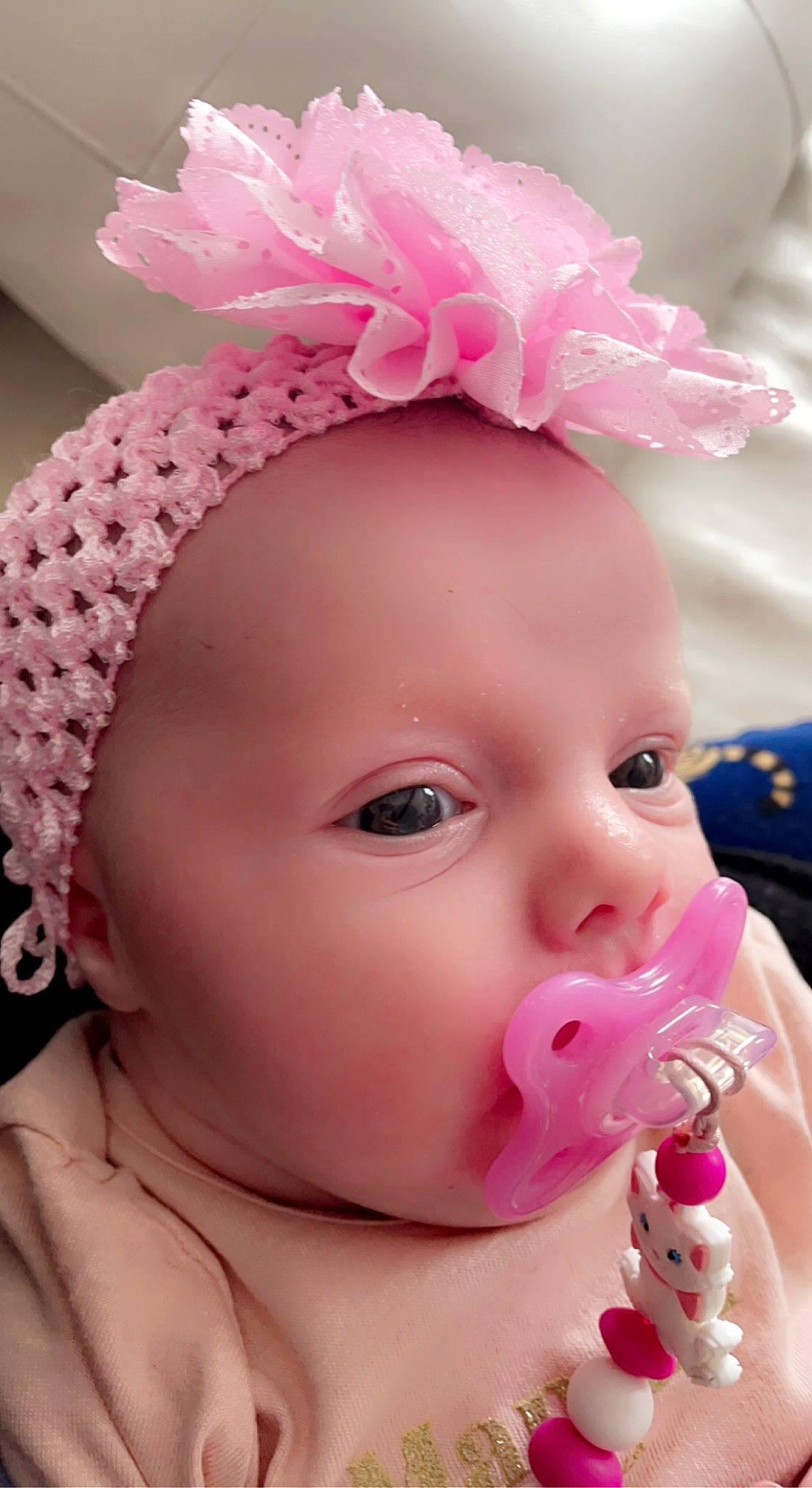 Elsa a rejoint le concours — aidez-le/la à gagner de superbes lots ! baby, cheek, chin, ear, eye, eyebrow, eyelash, face, facial_expression, hairstyle, head, headwear, iris, lip, mouth, nose, organ, person, pink, skin