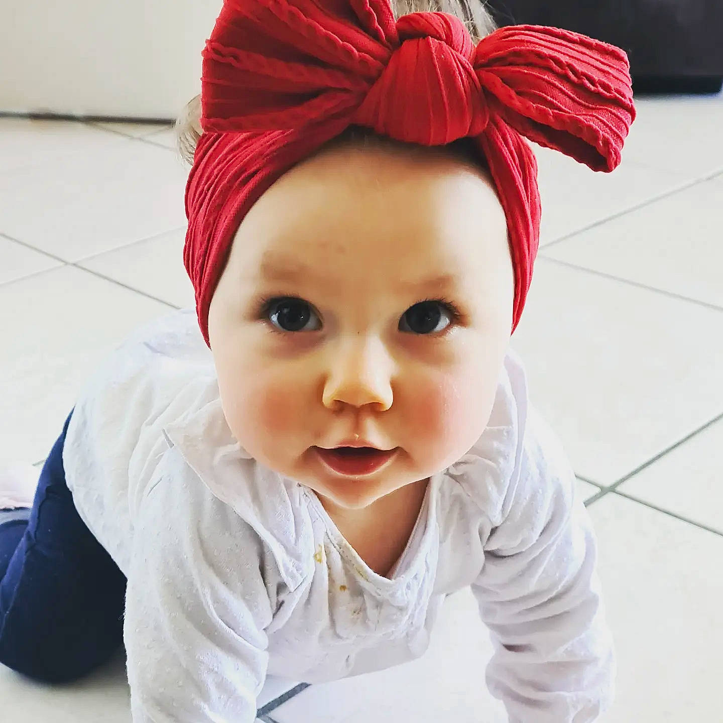 Kayna participe au concours pour gagner de l'argent avec cette photo : baby, baby_toddler_clothing, bonnet, comfort, costume_accessory, costume_hat, eye, eyelash, fashion_accessory, hair_accessory, happy, head, lip, magenta, nose, person, portrait_photography, sleeve, smile, toddler