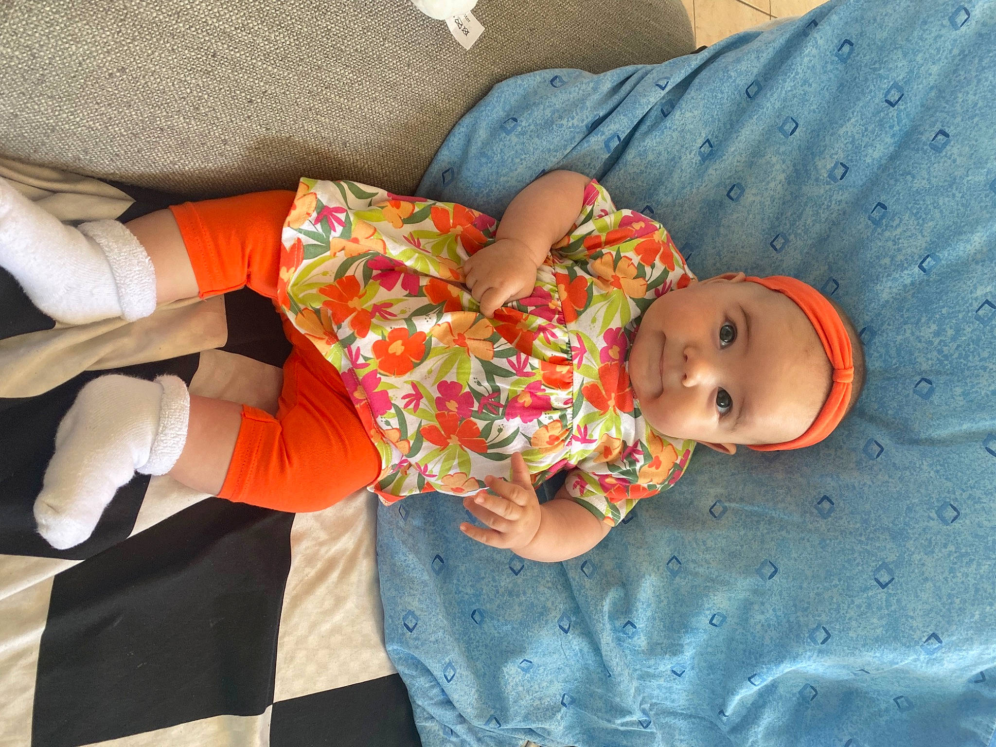 Lilou a rejoint le concours — aidez-le/la à gagner de superbes lots ! arm, baby, baby_products, baby_sleeping, baby_toddler_clothing, child, comfort, hand, human_body, human_leg, linens, orange, pattern, person, sleeve, sock, t_shirt, textile, thigh, toddler