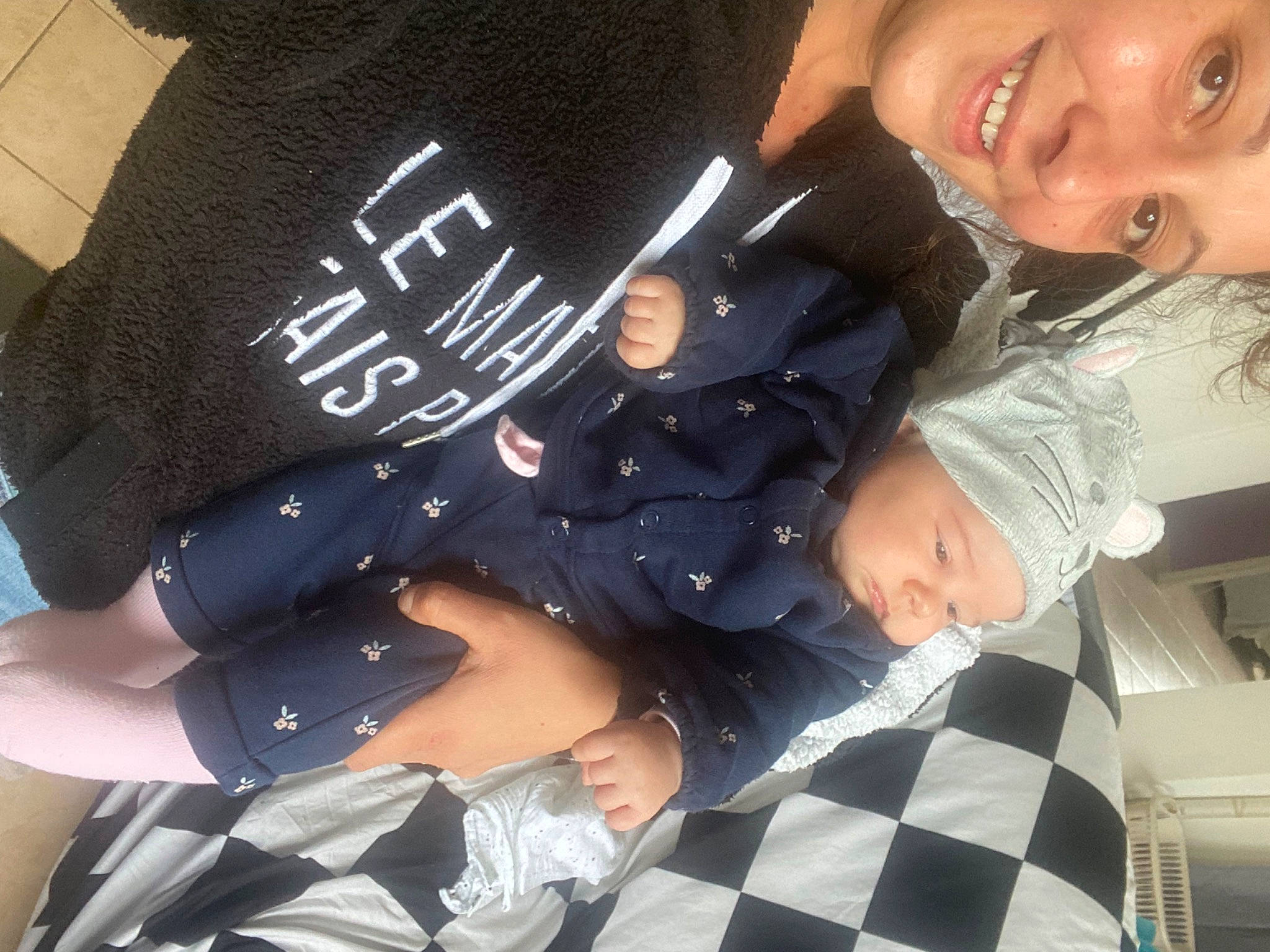 Lilou participe au concours pour gagner de l'argent avec cette photo : arm, baby, baby_toddler_clothing, black_hair, child, comfort, cool, elbow, finger, fun, gesture, hand, happy, headwear, joy, nail, person, sleeve, smile, t_shirt