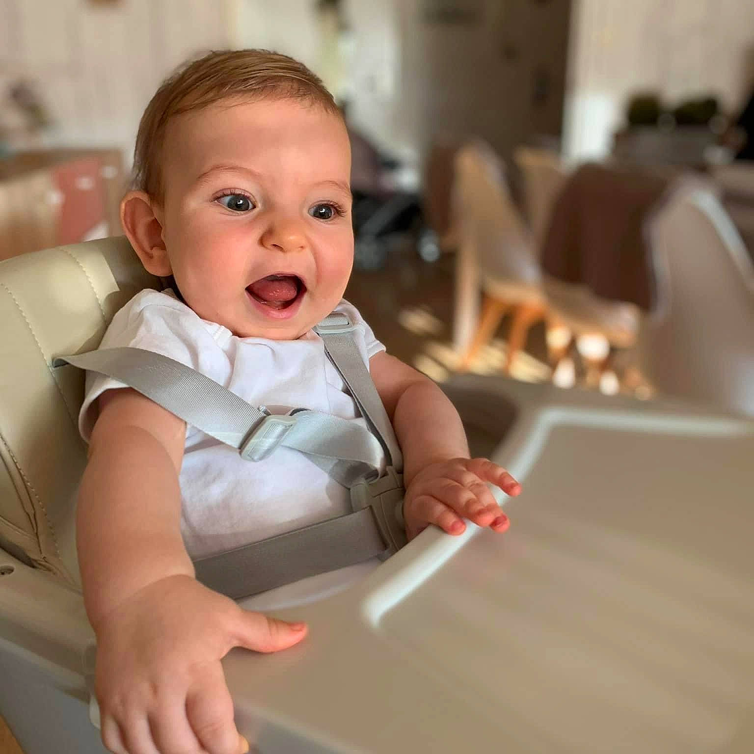 Pablo a rejoint le concours — aidez-le/la à gagner de superbes lots ! baby, baby_products, baby_toddler_clothing, chair, cheek, child, comfort, finger, fun, happy, person, room, sitting, sleeve, smile, toddler