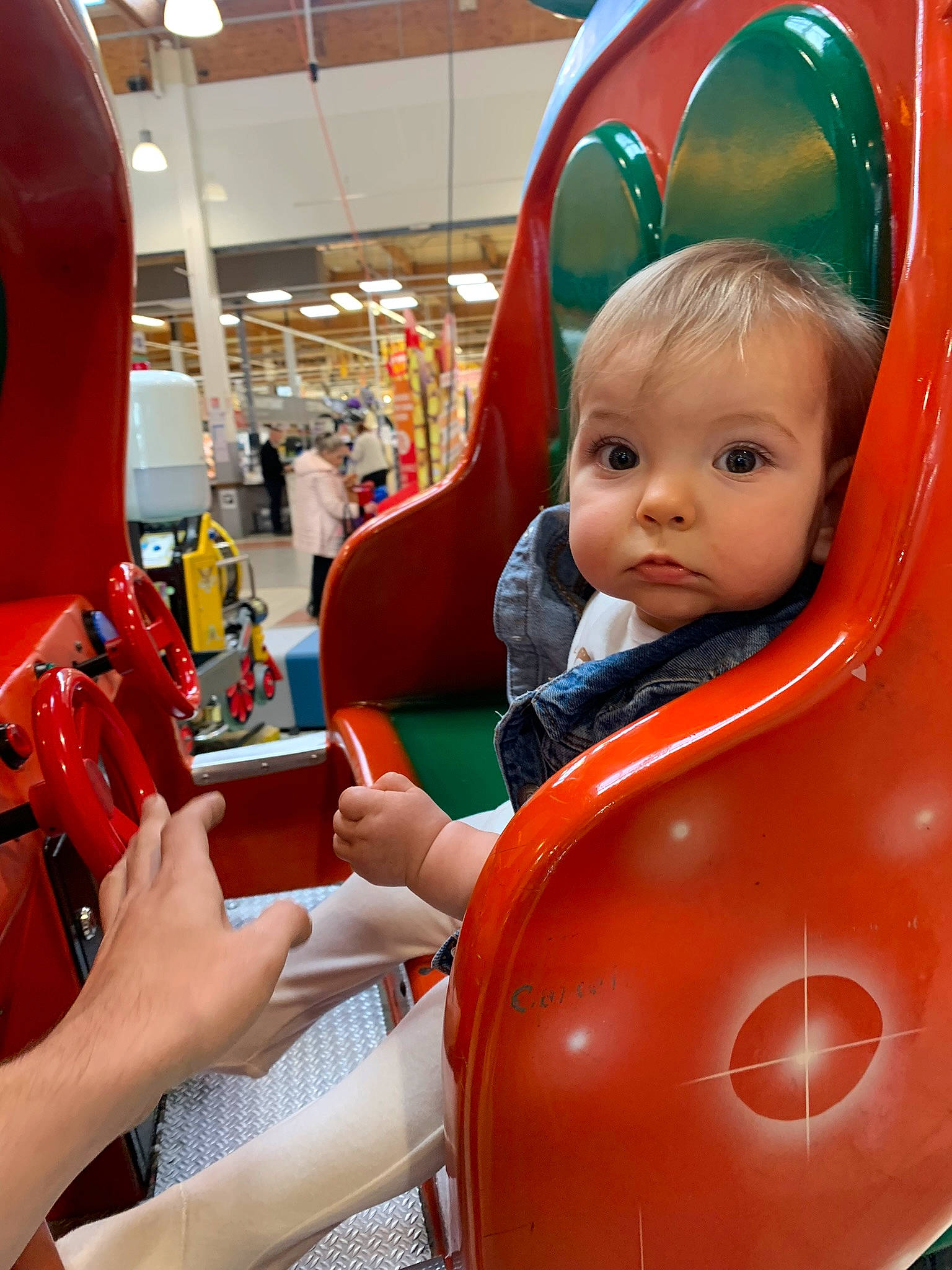 Pablo a rejoint le concours — aidez-le/la à gagner de superbes lots ! amusement_ride, baby, child, chute, city, fun, happy, leisure, person, plastic, play, playground, public_space, recreation, red, room, sitting, skin, standing, toddler
