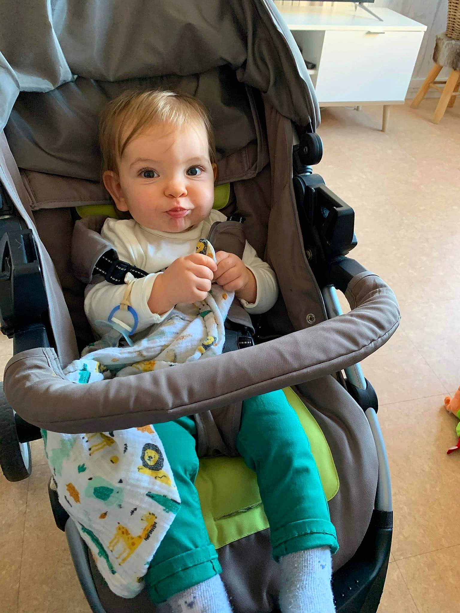 Pablo participe au concours pour gagner de l'argent avec cette photo : baby, baby_carriage, baby_products, baby_safety, baby_toddler_clothing, chair, child, comfort, electric_blue, face, fun, happy, human_leg, lap, leisure, person, sitting, skin, thigh, toddler