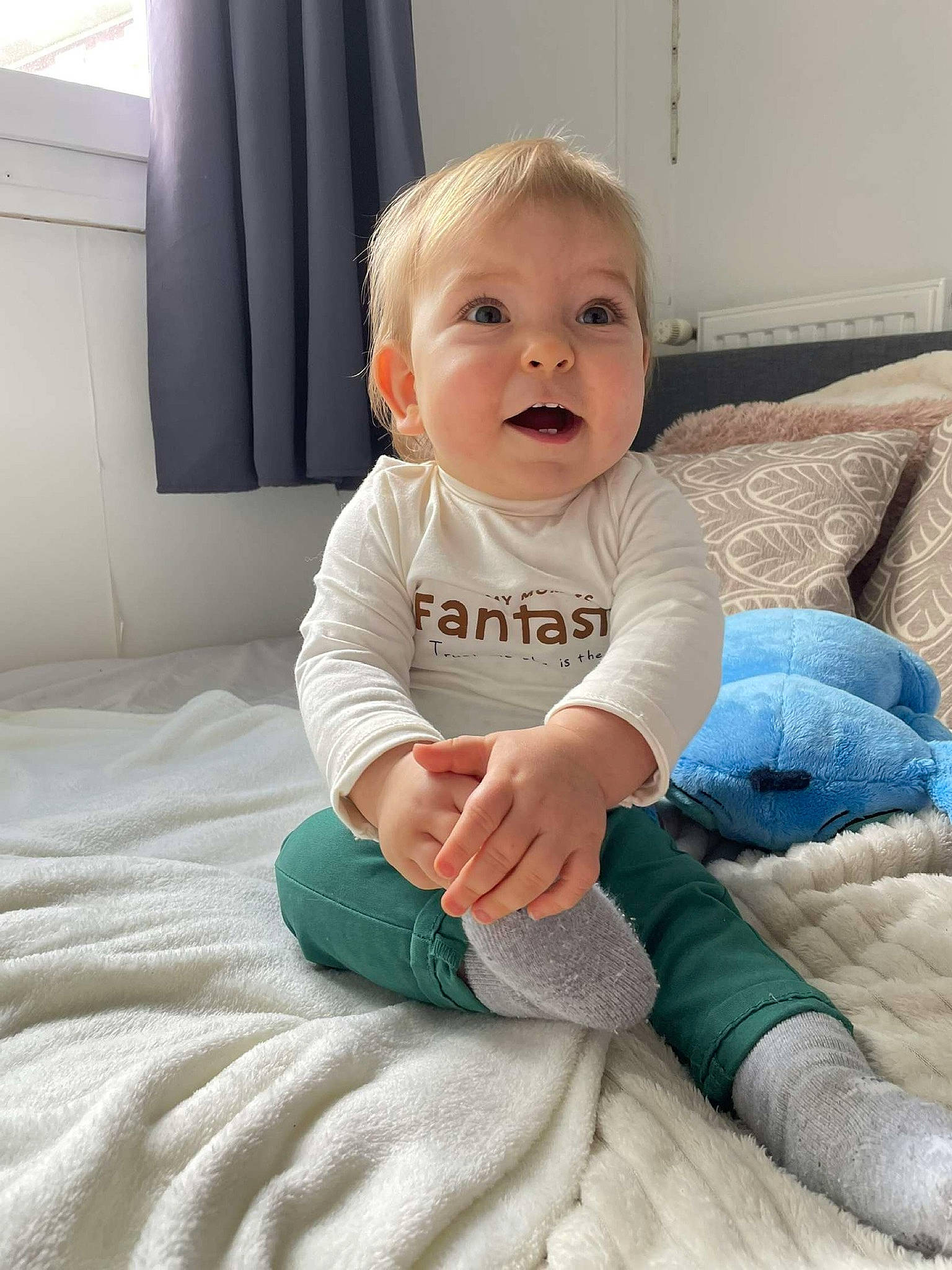Pablo participe au concours pour gagner de l'argent avec cette photo : arm, baby, baby_toddler_clothing, cheek, child, comfort, facial_expression, happy, human_leg, iris, knee, leg, person, shoulder, skin, sleeve, smile, sock, t_shirt, thigh