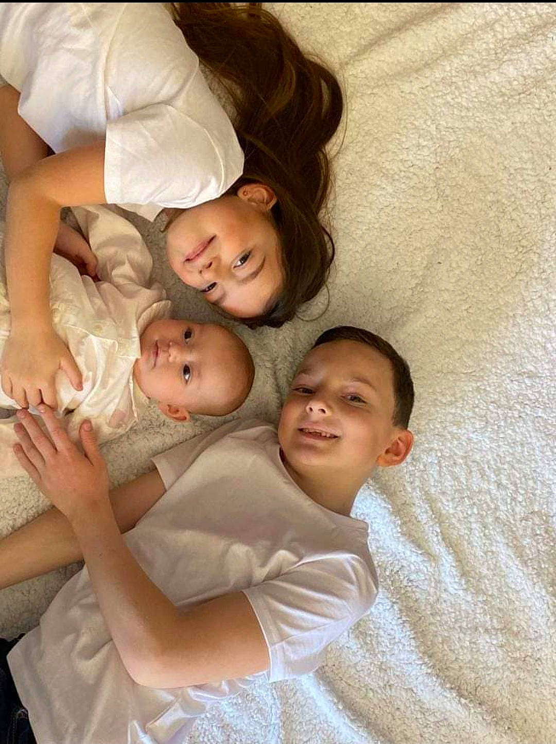 Louise a rejoint le concours — aidez-le/la à gagner de superbes lots ! abdomen, baby, child, comfort, event, facial_expression, family_pictures, flash_photography, fun, gesture, hairstyle, happy, hug, joy, laugh, linens, love, person, sitting, skin