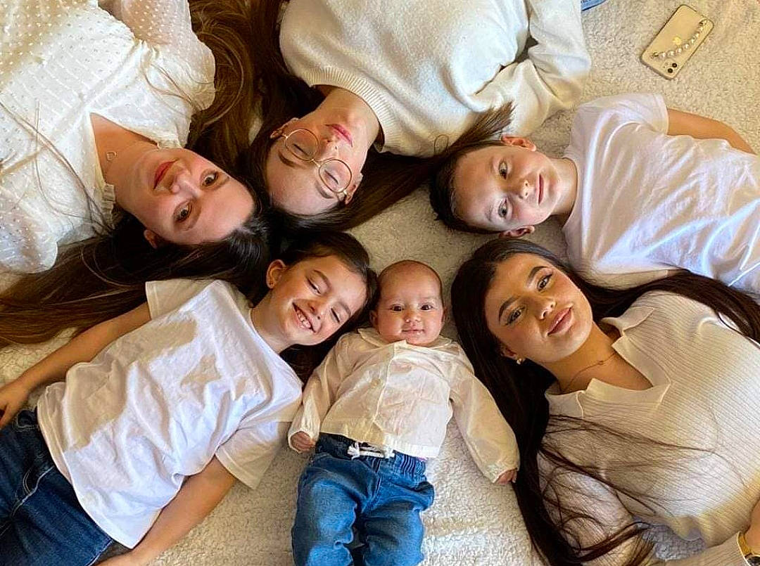 Louise participe au concours pour gagner de l'argent avec cette photo : child, comfort, finger, flash_photography, friendship, fun, gesture, happy, interaction, jeans, joy, mouth, muscle, organ, person, skin, smile, social_group, t_shirt, textile