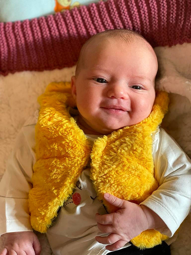 Louise a rejoint le concours — aidez-le/la à gagner de superbes lots ! baby, baby_toddler_clothing, cheek, child, chin, comfort, eye, face, facial_expression, happy, head, iris, mouth, nose, orange, person, skin, sleeve, smile, textile