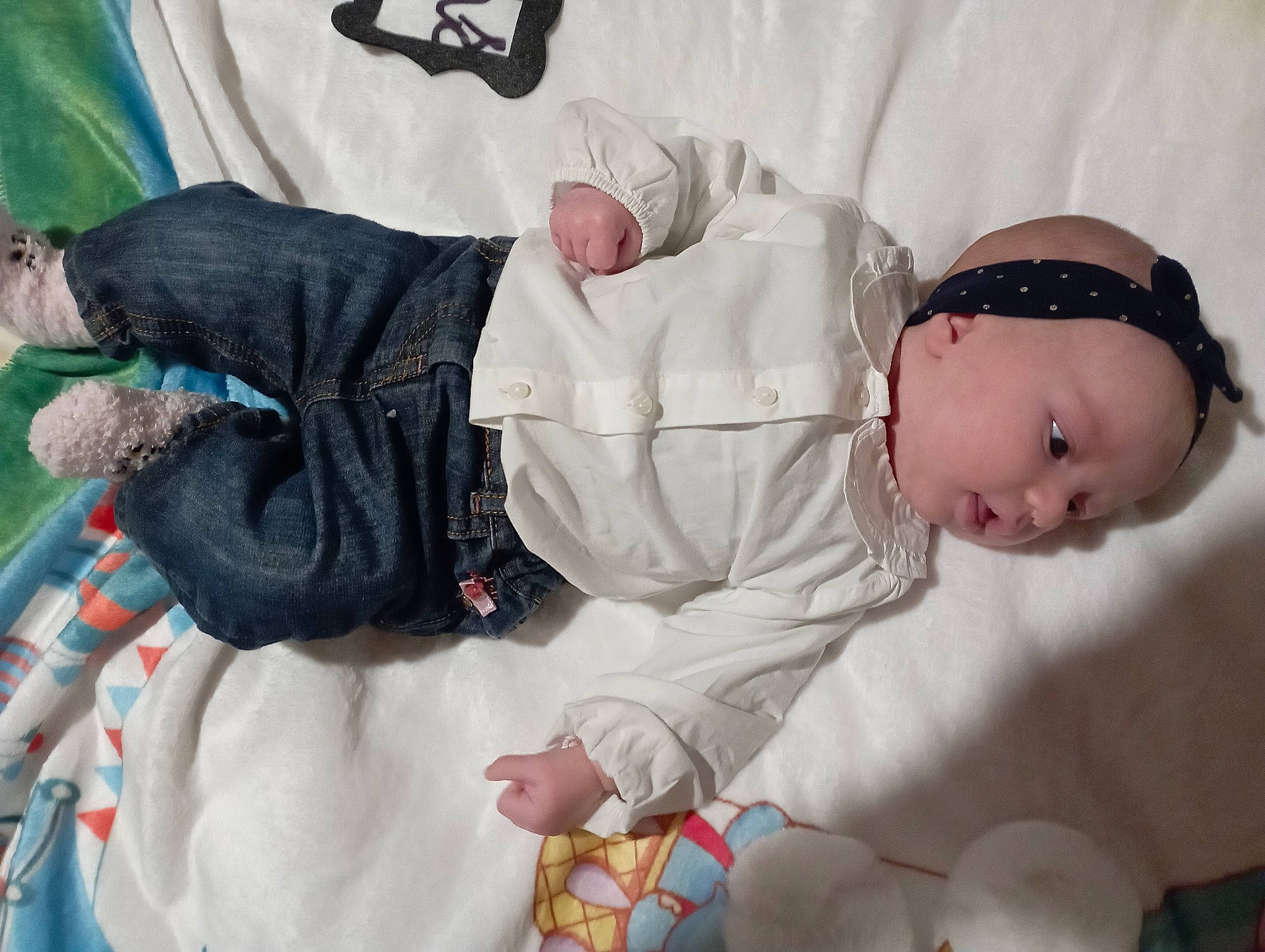 Louise a rejoint le concours — aidez-le/la à gagner de superbes lots ! baby, baby_products, baby_toddler_clothing, child, comfort, costume, fun, fur, head, headwear, human_body, linens, pattern, person, room, sitting, sleeve, sock, textile, toddler