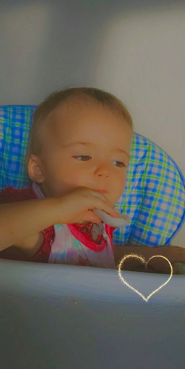 Bérényce participe au concours pour gagner de l'argent avec cette photo : baby, cheek, child, finger, forehead, lip, nose, person, skin, toddler