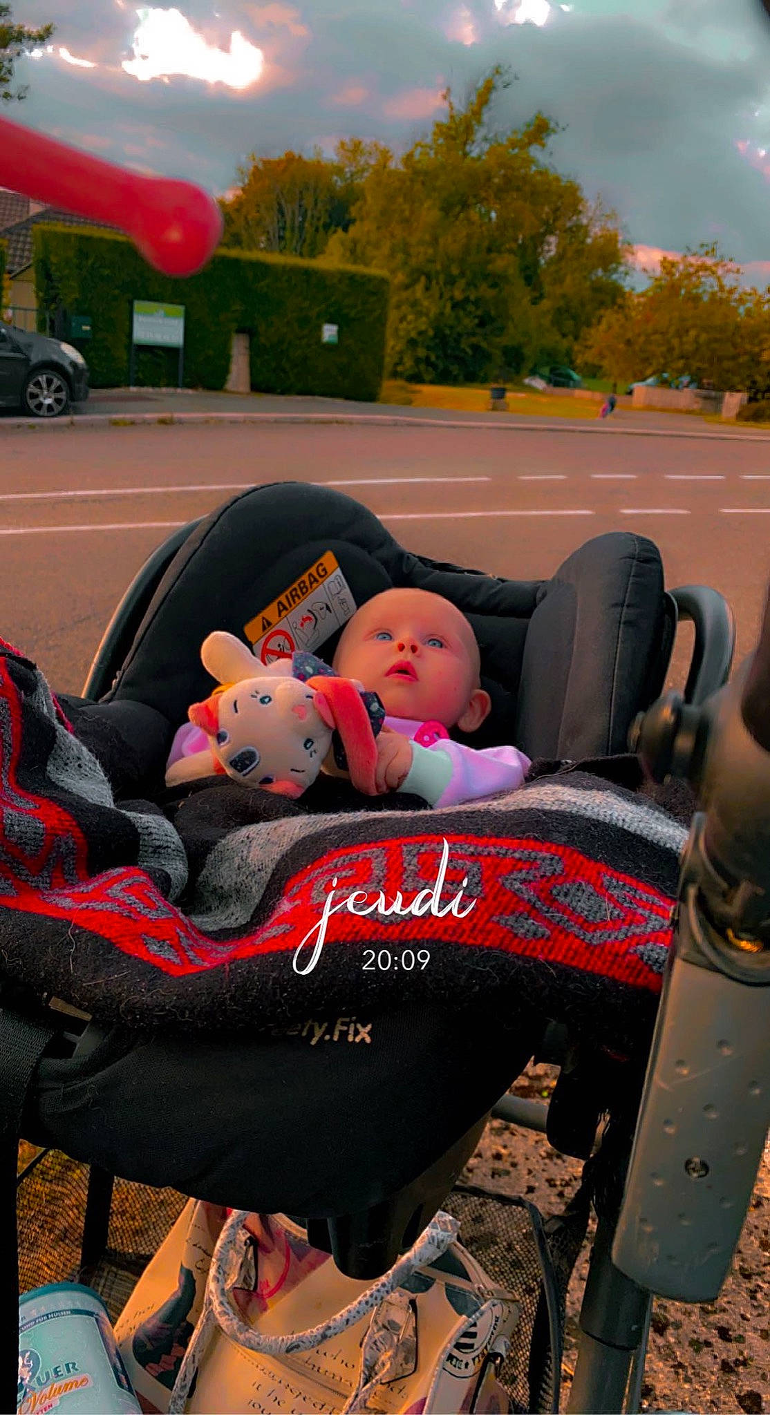 Octavia participe au concours pour gagner de l'argent avec cette photo : automotive_design, automotive_exterior, automotive_lighting, automotive_tire, bumper, car, grass, leisure, motor_vehicle, orange, person, product, sky, tire, toddler, toy, tree, trunk, vehicle, vehicle_door