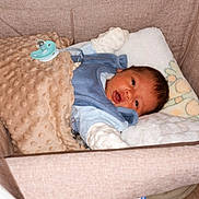 Louis a rejoint le concours — aidez-le/la à gagner de superbes lots ! baby, baby_seat, blanket, child, comfort, cushion, cute, face, indoor, infant, mittens, newborn, pacifier, person, portrait, resting, sleeping_area, soft_texture, warm, young