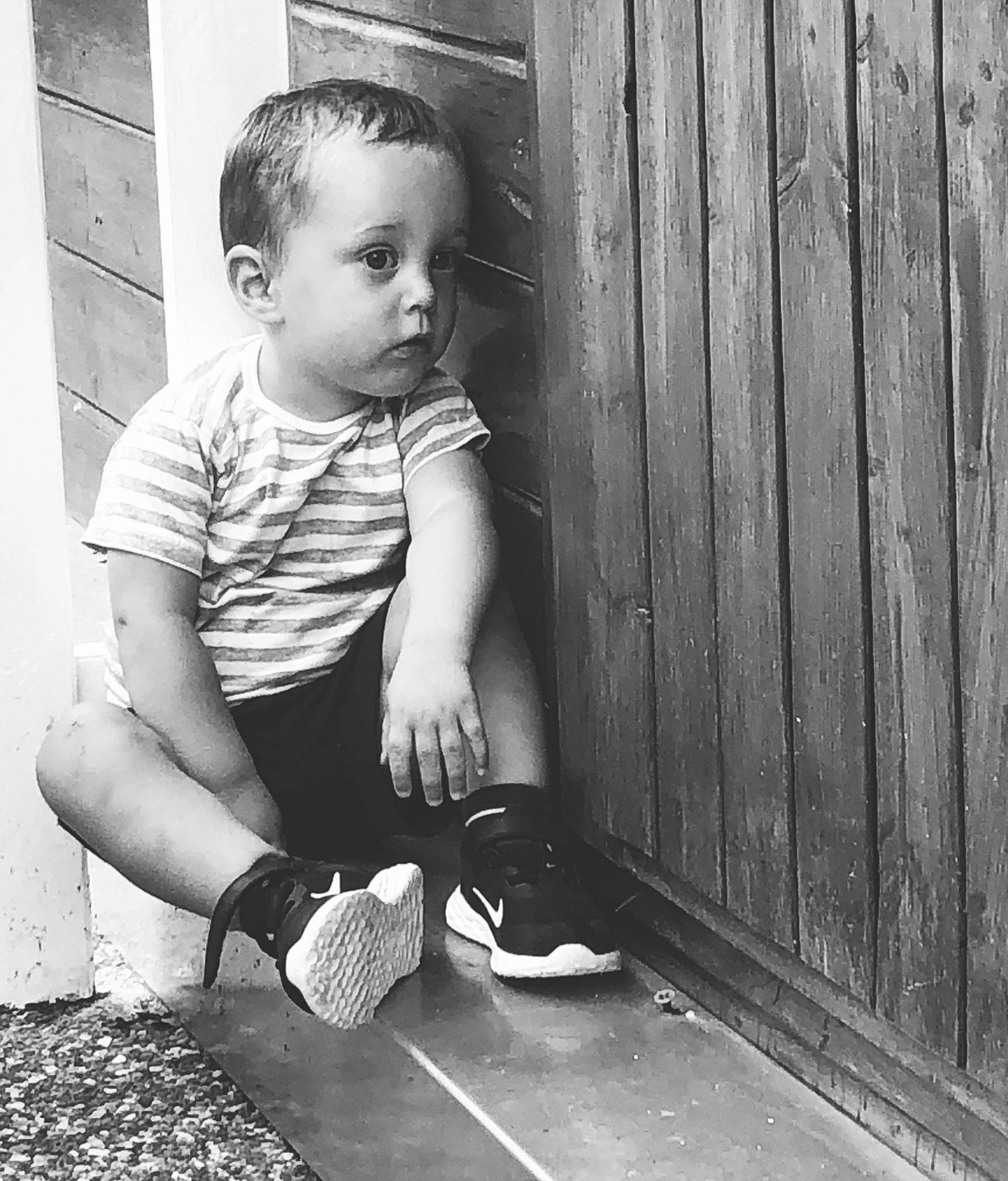 Tilio a rejoint le concours — aidez-le/la à gagner de superbes lots ! black, black_and_white, child, fence, flash_photography, flooring, footwear, hairstyle, happy, human_leg, monochrome, monochrome_photography, person, sneakers, standing, style, tints_and_shades, toddler, walking_shoe, white