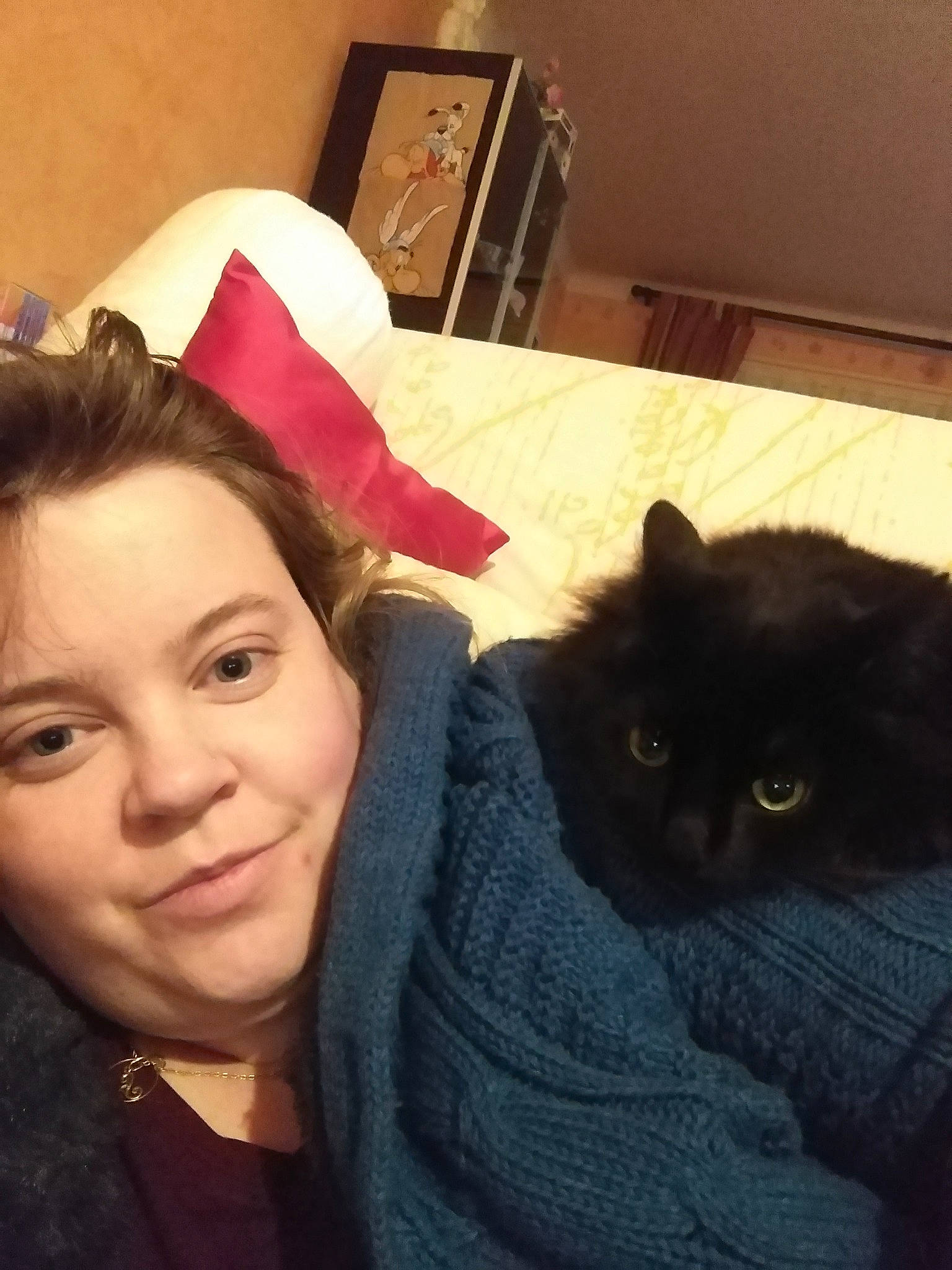 Rem participe au concours pour gagner de l'argent avec cette photo : black_cat, carnivore, cat, costume_accessory, costume_hat, felidae, fur, hair_accessory, human, iris, lip, mammal, outerwear, pleased, selfie, small_to_medium_sized_cats, sweater, whiskers, wool, woolen