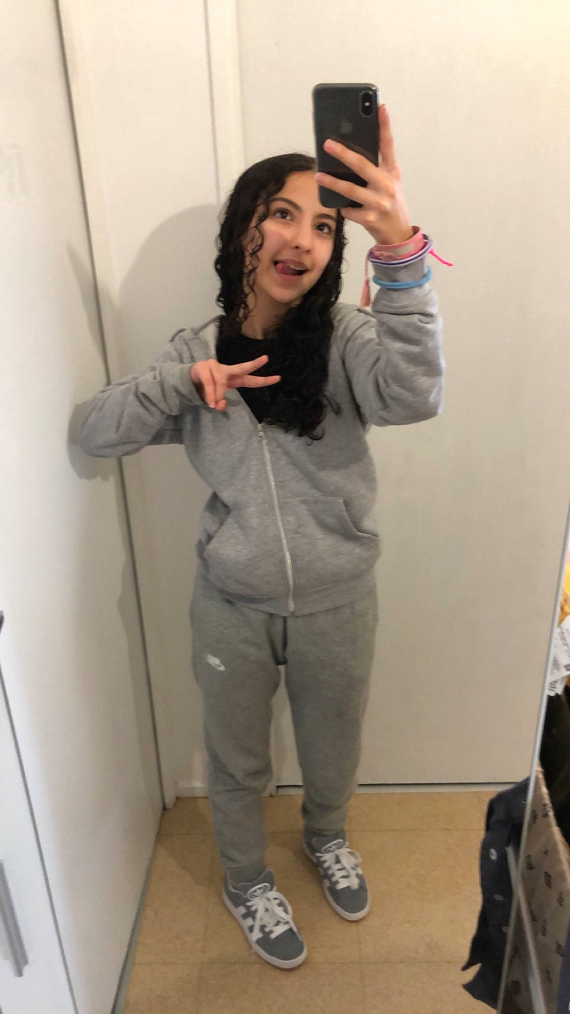 Kamelia a rejoint le concours — aidez-le/la à gagner de superbes lots ! bag, denim, eyewear, fashion_design, floor, flooring, fun, gesture, hairstyle, human_leg, joint, knee, luggage_and_bags, person, selfie, shoulder, sleeve, sportswear, standing, thigh