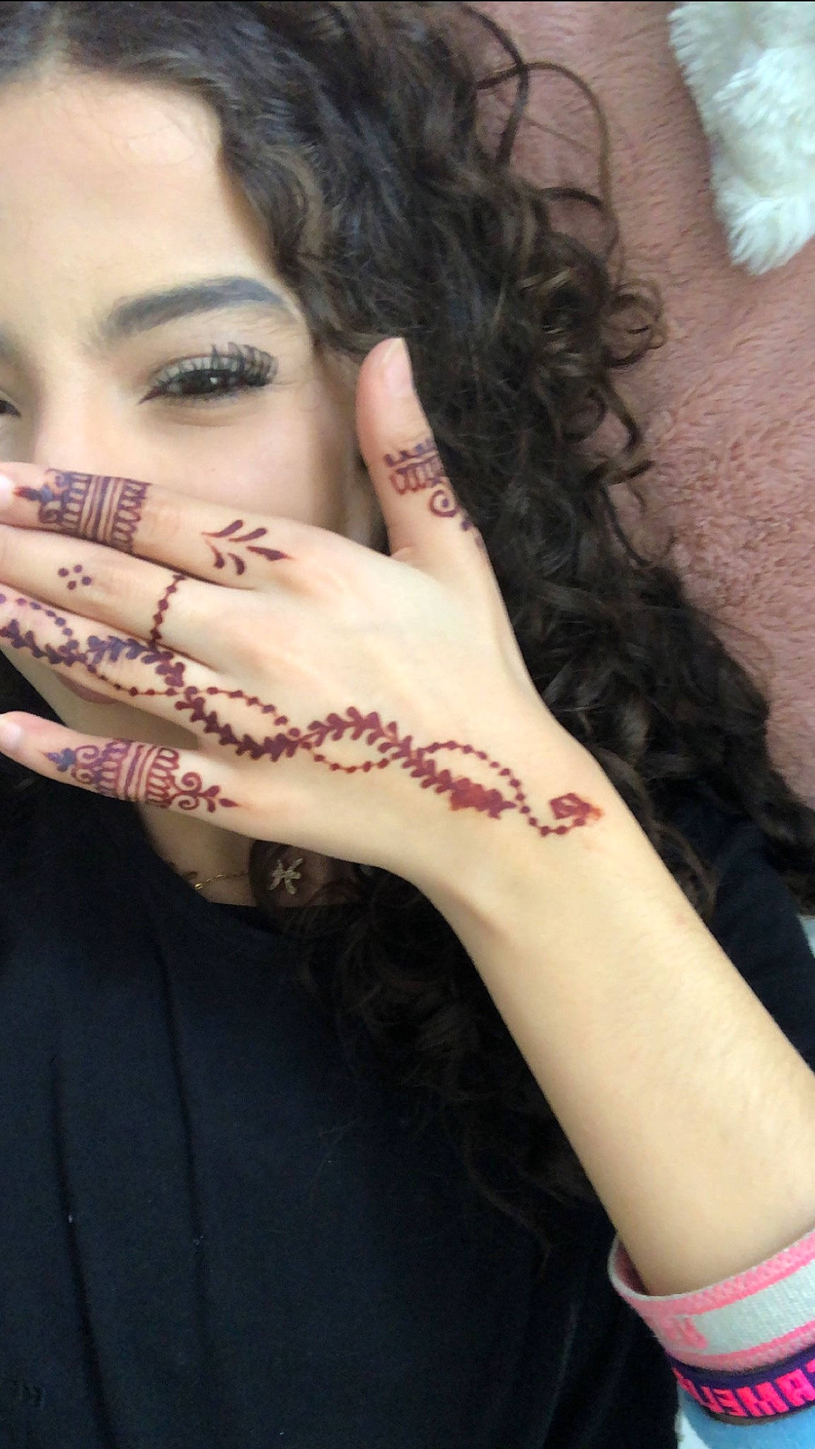 Kamelia a rejoint le concours — aidez-le/la à gagner de superbes lots ! beauty, body_jewelry, elbow, eye_liner, eyelash, finger, font, gesture, human_leg, jewellery, lipstick, makeover, nail, nail_care, neck, pattern, person, tattoo, temporary_tattoo, thumb