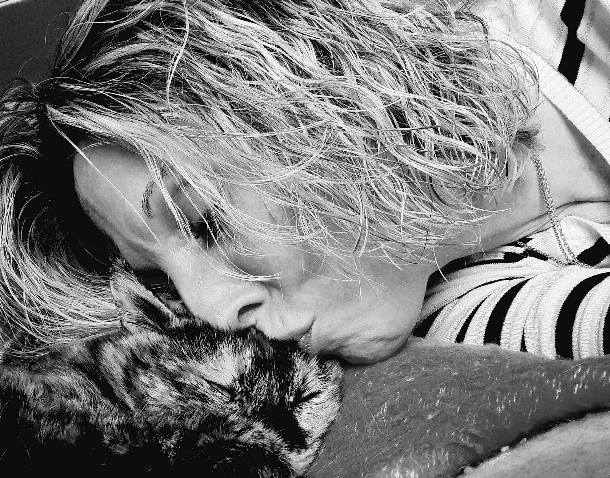 Cannelle a rejoint le concours — aidez-le/la à gagner de superbes lots ! beard, black, black_and_white, child, cool, flash_photography, fun, fur, gesture, grass, happy, head, long_hair, monochrome, monochrome_photography, mouth, selfie, style, sunglasses, tree