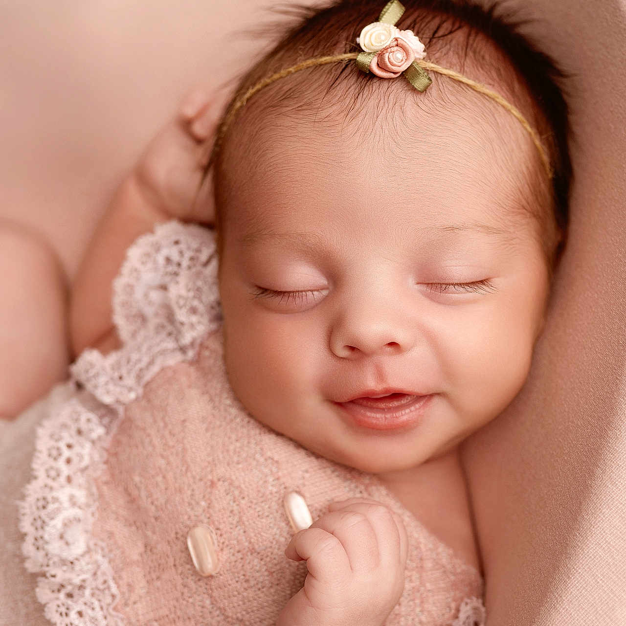 Romane a rejoint le concours — aidez-le/la à gagner de superbes lots ! baby, infant, sleeping, smiling, headband, flower, pink_clothing, lace, soft_texture, closeup, portrait, peaceful, cute, newborn, resting, hand, face, skin, young_child, cozy